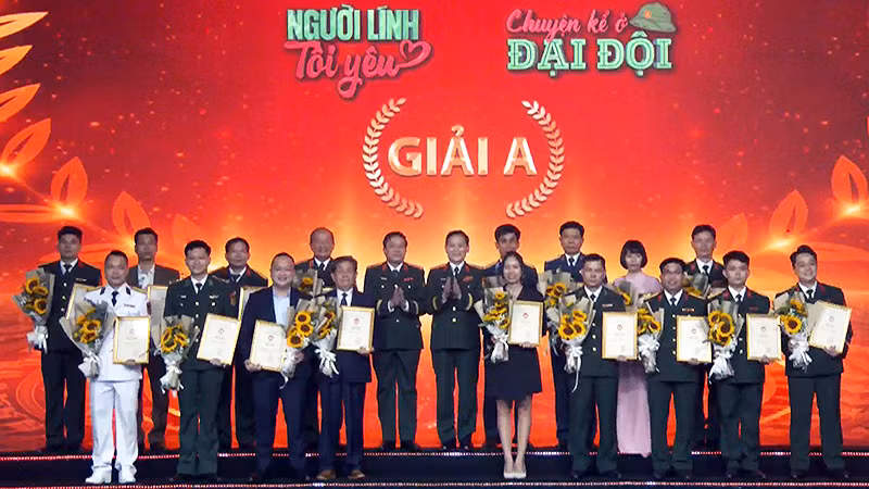 Các đồng chí đại diện Ban tổ chức 2 cuộc thi trao giải A tặng các tác giả, nhóm tác giả xuất sắc.