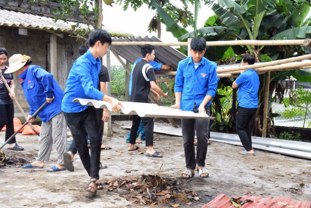 Đoàn viên, thanh niên tình nguyện hỗ trợ người dân di dời nhà cửa phục vụ triển khai thi công đường dây 500kV mạch 3.