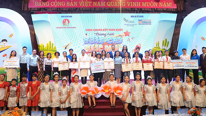Đại diện Hội đồng Đội Trung ương và các đơn vị liên quan cùng các thí sinh giành giải cao tại Vòng chung kết chương trình "Vươn cao ước mơ".