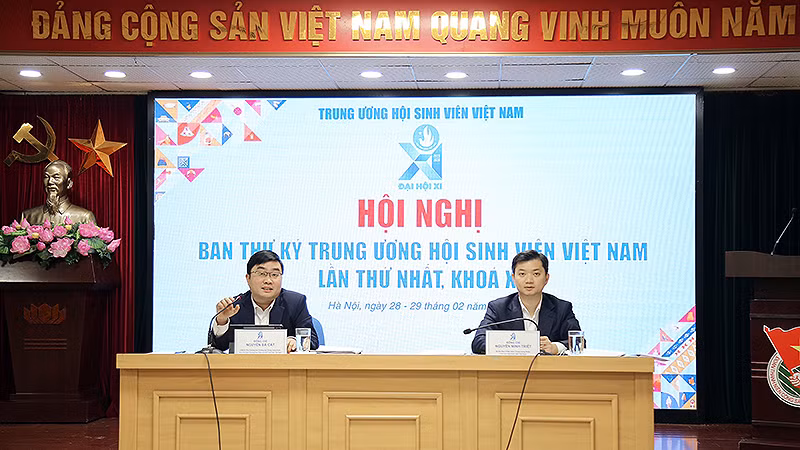 Các đồng chí chủ trì Hội nghị.