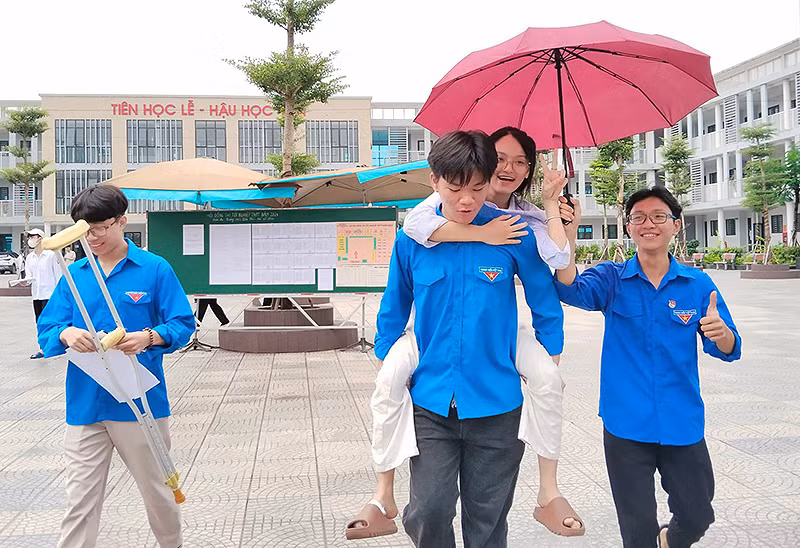 Các tình nguyện viên Thủ đô hỗ trợ một thí sinh gặp khó khăn trong di chuyển. Các tình nguyện viên Thủ đô hỗ trợ một thí sinh gặp khó khăn trong di chuyển.