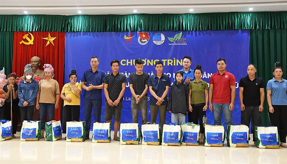 Phó Chủ tịch Thường trực Hội Liên hiệp Thanh niên Việt Nam Nguyễn Kim Quy (thứ 5 từ phải sang) trao hỗ trợ hiện vật tặng người dân địa phương. Phó Chủ tịch Thường trực Hội Liên hiệp Thanh niên Việt Nam Nguyễn Kim Quy (thứ 5 từ phải sang) trao hỗ trợ hiện vật tặng người dân địa phương.