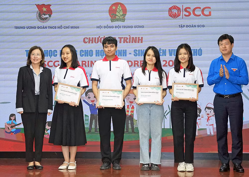 Phó Chủ tịch Thường trực Hội đồng Đội Trung ương Lê Hải Long (ngoài cùng bên phải) và đại diện các đơn vị liên quan trao học bổng tặng sinh viên vượt khó học tốt. Phó Chủ tịch Thường trực Hội đồng Đội Trung ương Lê Hải Long (ngoài cùng bên phải) và đại diện các đơn vị liên quan trao học bổng tặng sinh viên vượt khó học tốt.