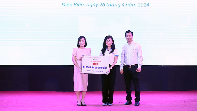 Phó Chủ tịch Thường trực Hội Sinh viên Việt Nam Hồ Hồng Nguyên (đứng giữa) tiếp nhận biểu tượng trưng 13 nghìn bản đồ Tổ quốc từ đại diện Phổ thông Cao đẳng - FPT Polytechnic.