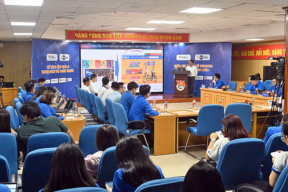 Đông đảo đoàn viên, thanh niên tham gia tập huấn tại đầu cầu trụ sở Trung ương Đoàn (Hà Nội). Đông đảo đoàn viên, thanh niên tham gia tập huấn tại đầu cầu trụ sở Trung ương Đoàn (Hà Nội).