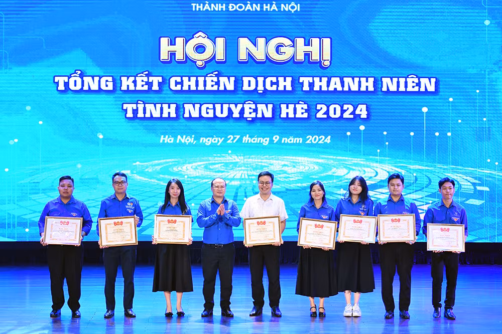 Các cá nhân có thành tích xuất sắc trong chiến dịch nhận Bằng khen của Trung ương Đoàn Thanh niên Cộng sản Hồ Chí Minh.