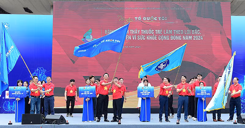 Đại diện các ban, bộ, ngành, đơn vị liên quan thực hiện nghi lễ ra quân Hành trình. Đại diện các ban, bộ, ngành, đơn vị liên quan thực hiện nghi lễ ra quân Hành trình.