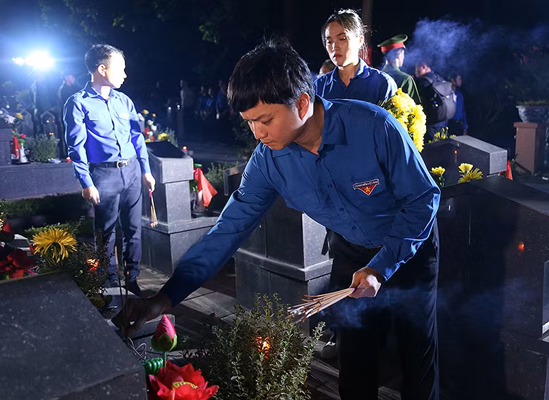 Bí thư Trung ương Đoàn, Chủ tịch Hội Sinh viên Việt Nam Nguyễn Minh Triết thắp hương tri ân các anh hùng liệt sĩ tại buổi lễ. Bí thư Trung ương Đoàn, Chủ tịch Hội Sinh viên Việt Nam Nguyễn Minh Triết thắp hương tri ân các anh hùng liệt sĩ tại buổi lễ.
