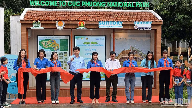 Đại diện Hội đồng Đội Trung ương, các đơn vị liên quan và thiếu nhi địa phương cùng thực hiện nghi lễ khánh thành “Góc thông tin bảo vệ môi trường Mizuiku”.