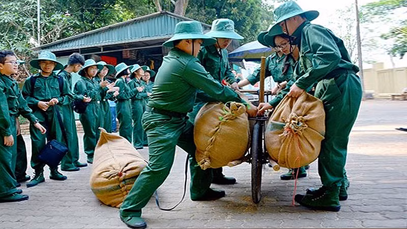Các "Chiến sĩ nhỏ Điện Biên" trải nghiệm, tranh tài đẩy xe đạp thồ.