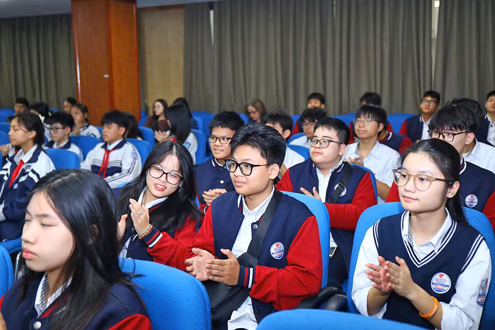 Đông đảo bạn trẻ từ các trường trung học phổ thông, trung học cơ sở tới dự buổi lễ.