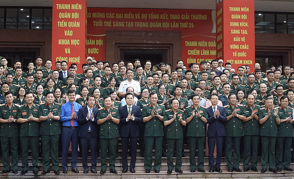 Các đại biểu dự buổi lễ chụp ảnh lưu niệm. Các đại biểu dự buổi lễ chụp ảnh lưu niệm.