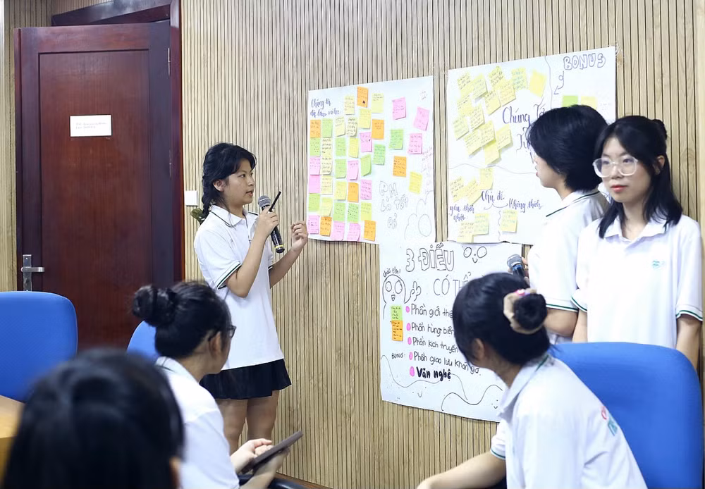 Các nữ sinh thảo luận đề tài nghiên cứu về bảo vệ trẻ em gái. Các nữ sinh thảo luận đề tài nghiên cứu về bảo vệ trẻ em gái.