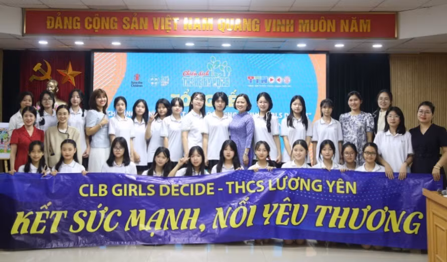 Thành viên câu lạc bộ Girls Decide Trường Trung học cơ sở Lương Yên tại buổi lễ. Thành viên câu lạc bộ Girls Decide Trường Trung học cơ sở Lương Yên tại buổi lễ.