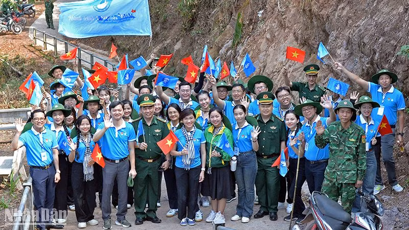 Đoàn đại biểu Hành trình "Sinh viên với khát vọng non sông" hành quân lên Cột mốc số 0 A Pa Chải (xã Sín Thầu, huyện Mường Nhé, tỉnh Điện Biên".