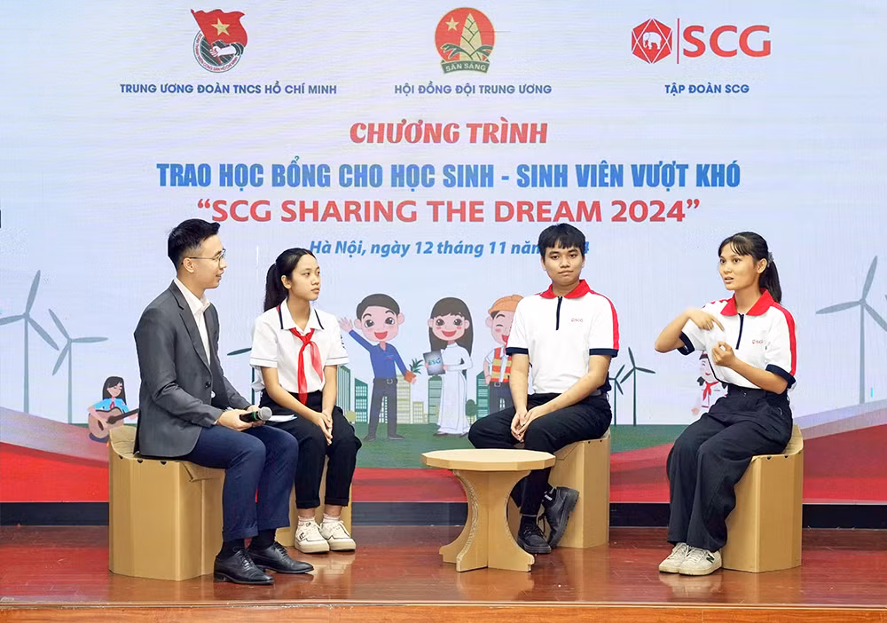 Đại diện học sinh, sinh viên vượt khó học tốt chia sẻ ý kiến tại chương trình. Đại diện học sinh, sinh viên vượt khó học tốt chia sẻ ý kiến tại chương trình.