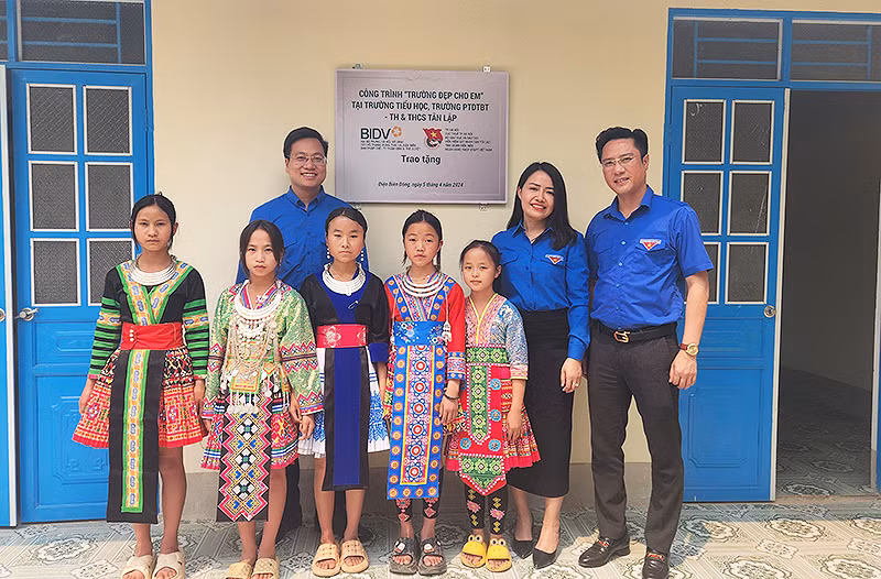 Đại diện các đơn vị trong đoàn công tác cùng học sinh Trường Tiểu học, Trường Phổ thông Dân tộc bán trú-Tiểu học và Trung học cơ sở Tân Lập.