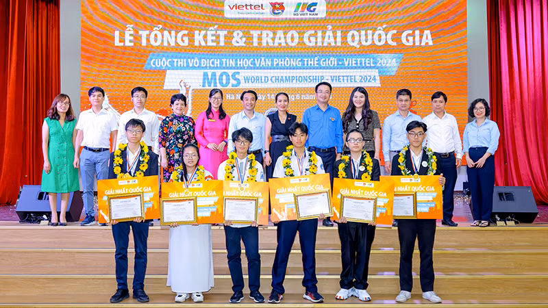 Ban tổ chức trao giải Nhất. 