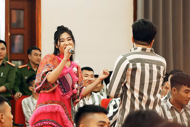 Ca sĩ Hà Myo giao lưu văn hóa, văn nghệ cùng các phạm nhân trong không khí sôi nổi. Ca sĩ Hà Myo giao lưu văn hóa, văn nghệ cùng các phạm nhân trong không khí sôi nổi.