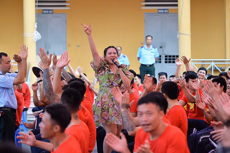 Các thành viên Câu lạc bộ Nghệ sĩ trẻ Việt Nam mang đến bầu không khí sôi nổi tại chương trình. Các thành viên Câu lạc bộ Nghệ sĩ trẻ Việt Nam mang đến bầu không khí sôi nổi tại chương trình.