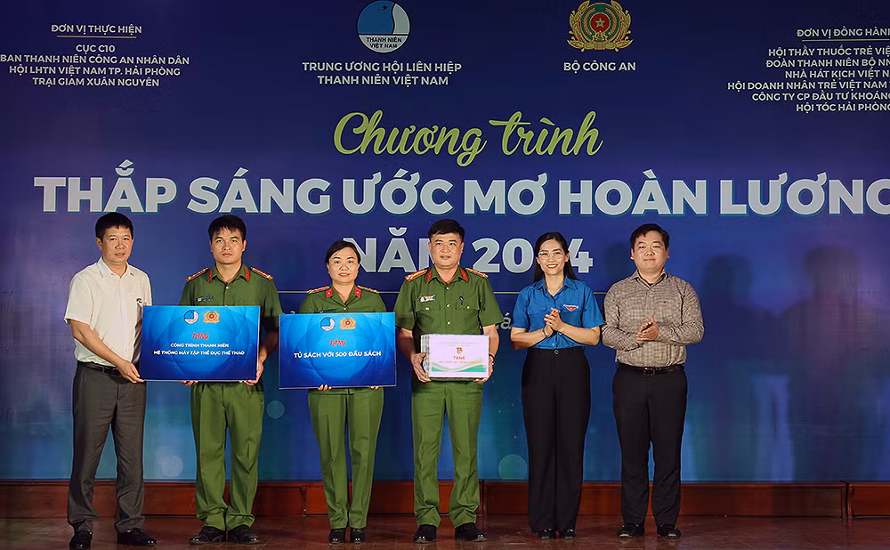 Ban Tổ chức trao tủ sách, hệ thống máy tập thể dục và hạt giống tặng cán bộ, chiến sĩ Trại giam Xuân Nguyên.