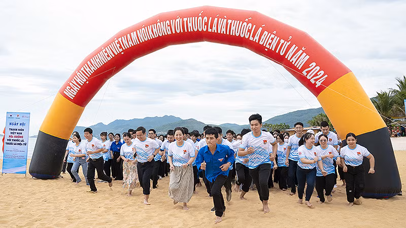 Các bạn trẻ tham gia Giải chạy Thanh niên Việt Nam nói không với thuốc lá và thuốc lá điện tử năm 2024.