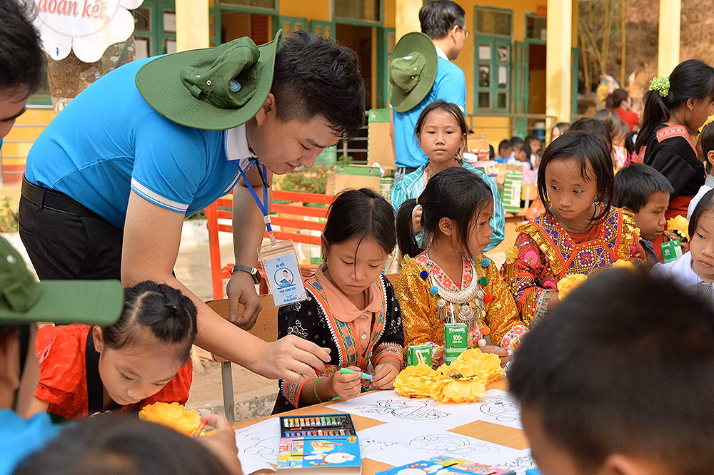 Không gian đầy sắc màu mà các đại biểu mang đến chương trình.