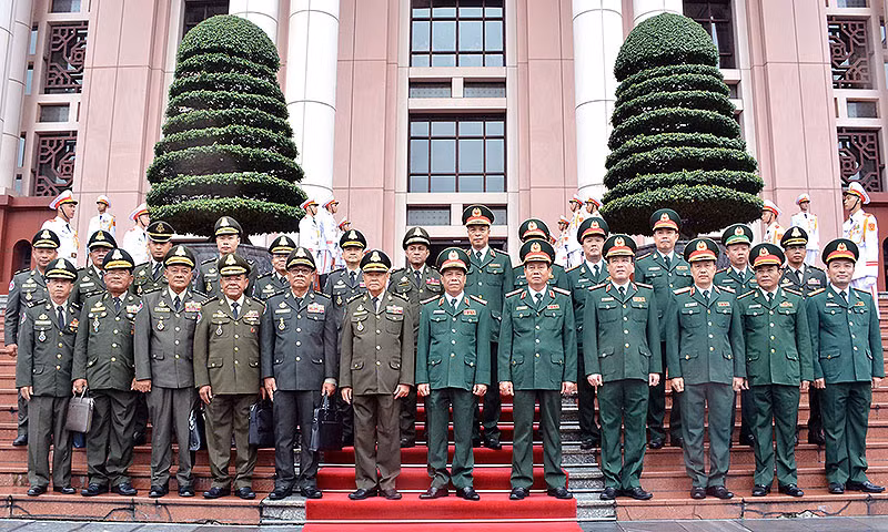 Thượng tướng Nguyễn Văn Nghĩa, Đại tướng Mao Sophan (lần lượt thứ 6 và 7 từ phải sang, hàng đầu) cùng các đồng chí đại diện lãnh đạo các đơn vị liên quan chụp ảnh lưu niệm tại trụ sở Bộ Quốc phòng. Thượng tướng Nguyễn Văn Nghĩa, Đại tướng Mao Sophan (lần lượt thứ 6 và 7 từ phải sang, hàng đầu) cùng các đồng chí đại diện lãnh đạo các đơn vị liên quan chụp ảnh lưu niệm tại trụ sở Bộ Quốc phòng.