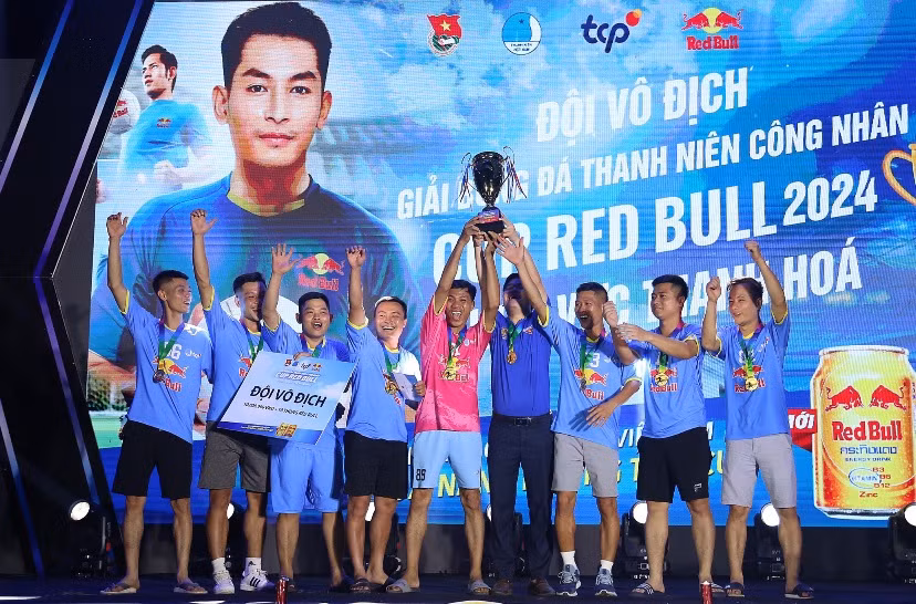 Các thành viên đội bóng vô địch giải đấu khu vực Thanh Hóa trong phút đăng quang. Các thành viên đội bóng vô địch giải đấu khu vực Thanh Hóa trong phút đăng quang.