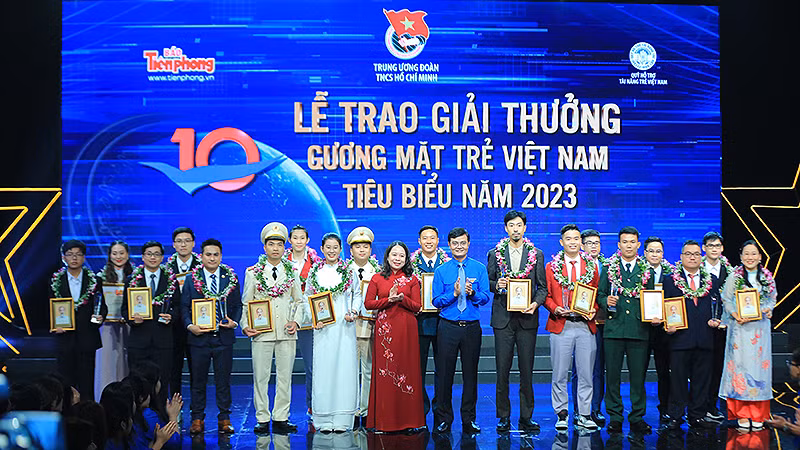 Quyền Chủ tịch nước Võ Thị Ánh Xuân (áo đỏ, ở giữa) và Bí thư thứ nhất Trung ương Đoàn Bùi Quang Huy trao phần thưởng tặng các Gương mặt trẻ Việt Nam tiêu biểu, triển vọng năm 2023 tại buổi lễ.