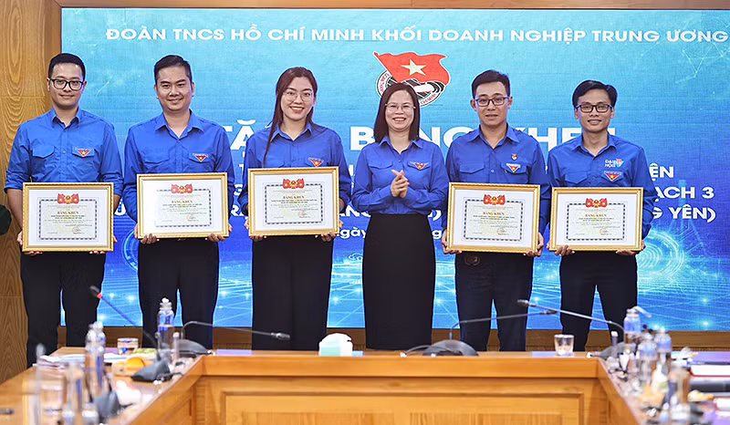 Bí thư Đoàn Khối Doanh nghiệp Trung ương Hoàng Thị Minh Thu trao Bằng khen tặng các cá nhân, đại diện tập thể thuộc Đoàn Thanh niên Tập đoàn Điện lực Việt Nam.