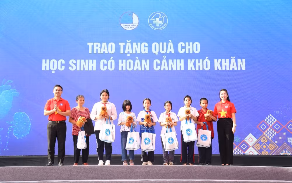 Đại diện Ban tổ chức trao quà tặng học sinh có hoàn cảnh khó khăn quận Tây Hồ (Hà Nội).