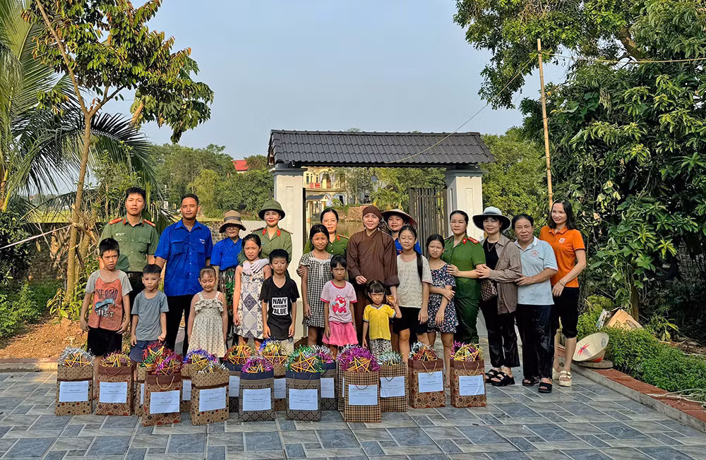 Đoàn thiện nguyện vượt lũ lụt, mang niềm vui đến cho thiếu nhi trên địa bàn huyện Ba Vì.