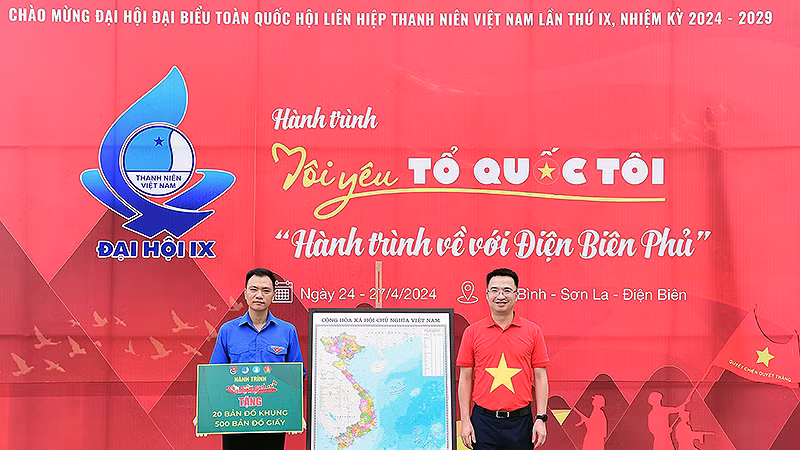 Đồng chí Nguyễn Tường Lâm (bên phải) trao bản đồ Tổ quốc tặng đại diện tuổi trẻ Hòa Bình.