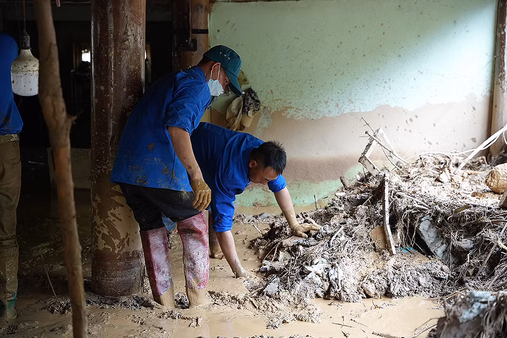 Đoàn viên, thanh niên địa phương tình nguyện tham gia khắc phục hậu quả thiên tai.