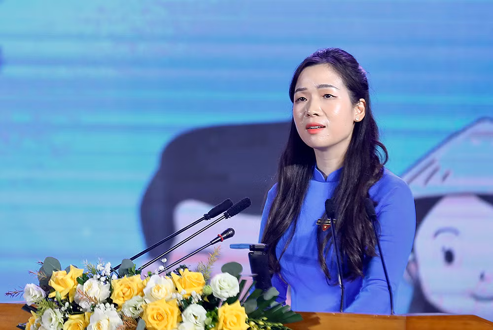 Đồng chí Dương Minh Nguyệt phát biểu ý kiến tại liên hoan. Đồng chí Dương Minh Nguyệt phát biểu ý kiến tại liên hoan.