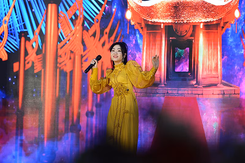 Ca sĩ Hà Myo, Gương mặt trẻ Việt Nam tiêu biểu năm 2022, trong một tiết mục đậm đà bản sắc dân tộc. Ca sĩ Hà Myo, Gương mặt trẻ Việt Nam tiêu biểu năm 2022, trong một tiết mục đậm đà bản sắc dân tộc.
