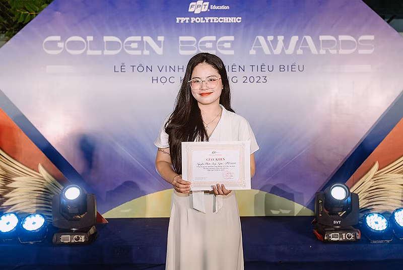 Nguyễn Phước Quý Ngân trong một buổi lễ tuyên dương sinh viên tiêu biểu. Ảnh do nhân vật cung cấp.