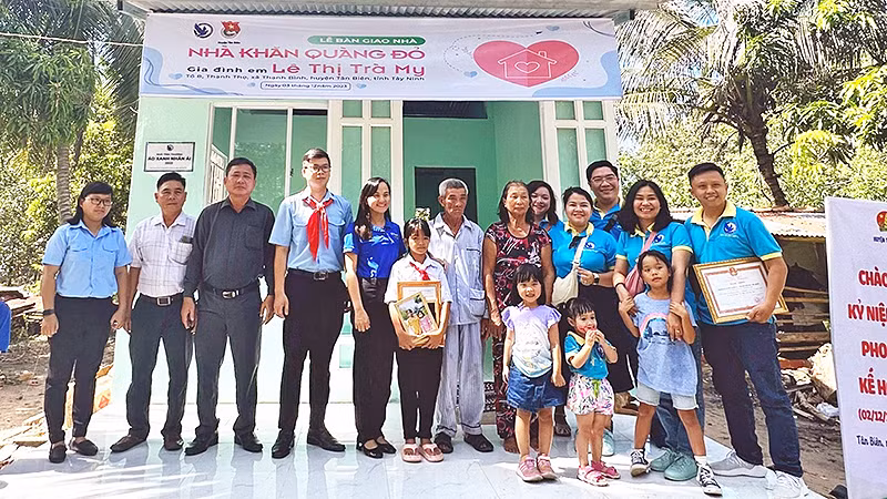 Từ nguồn thu của phong trào "Kế hoạch nhỏ", Hội đồng Đội huyện Tân Biên (Tỉnh Tây Ninh) đã triển khai công trình "Nhà khăn quàng đỏ" tặng học sinh, đội viên có hoàn cảnh khó khăn.