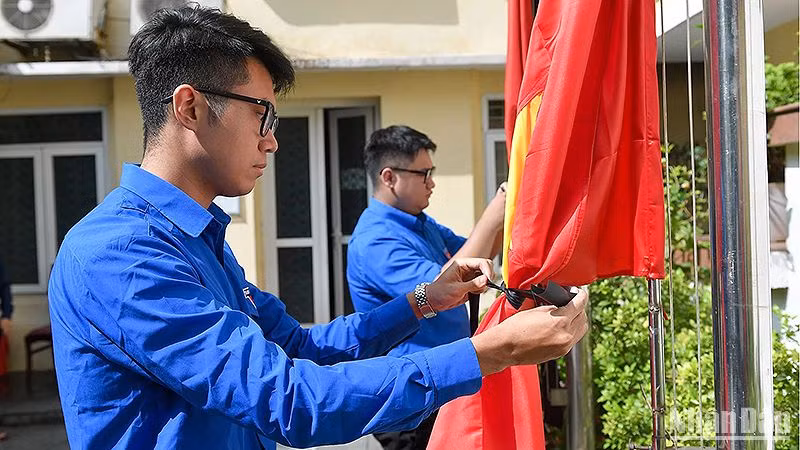 Đoàn viên, thanh niên Thủ đô treo cờ rủ tưởng nhớ Tổng Bí thư Nguyễn Phú Trọng.