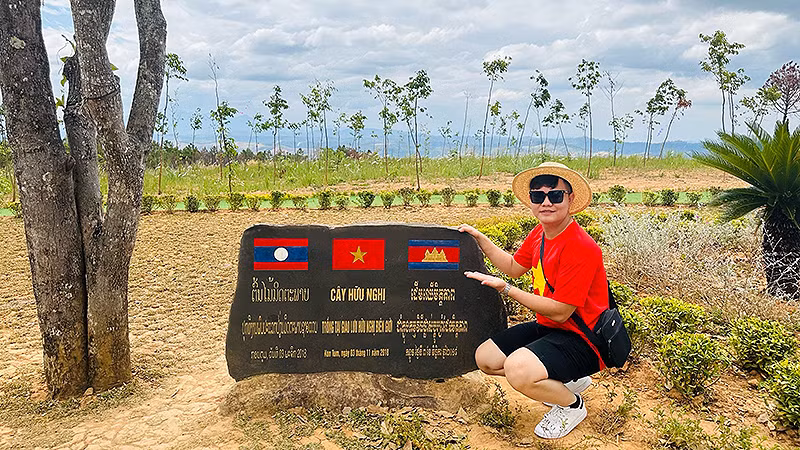 Lường Hoài Nam trong một chuyến công tác ở khu vực biên giới. (Ảnh: nhân vật cung cấp)