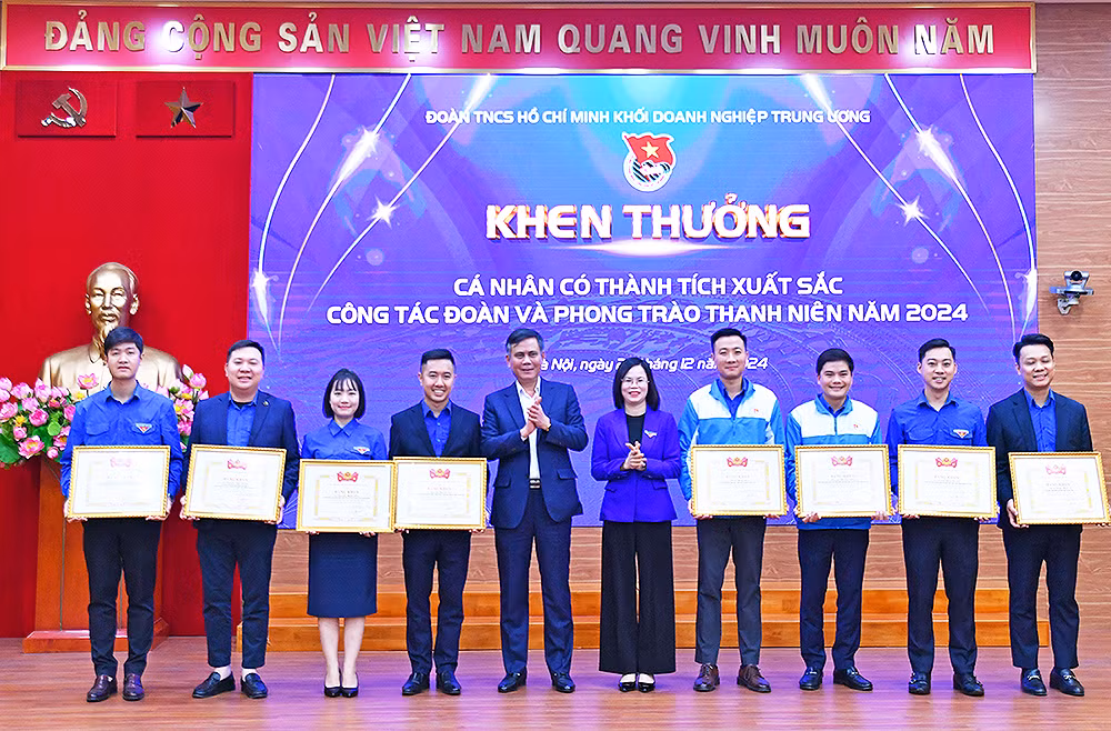 Các đồng chí đại diện Đảng ủy, Đoàn Khối Doanh nghiệp Trung ương trao Bằng khen tặng các cá nhân xuất sắc. Các đồng chí đại diện Đảng ủy, Đoàn Khối Doanh nghiệp Trung ương trao Bằng khen tặng các cá nhân xuất sắc.