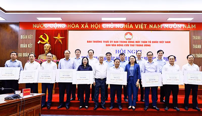 Lãnh đạo Ủy ban Trung ương Mặt trận Tổ quốc Việt Nam trao kinh phí hỗ trợ đợt 3 tặng các tỉnh, thành phố bị thiệt hại do cơn bão số 3 gây ra.