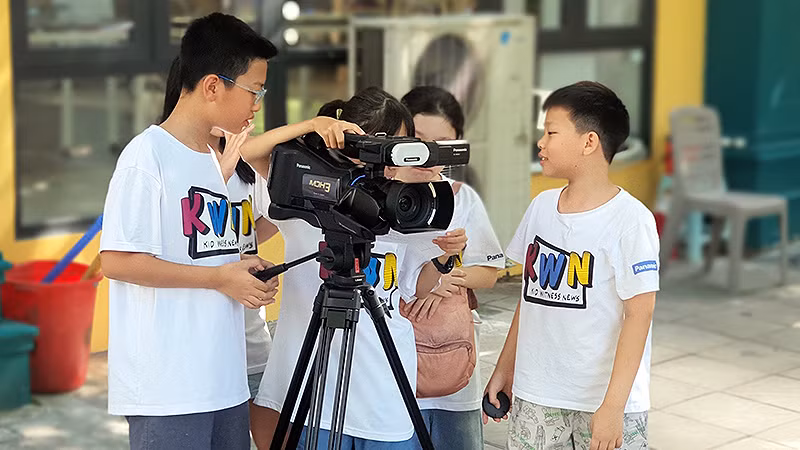 Các đạo diễn, quay phim "nhí" tự tay làm ra những thước phim đầu đời với máy quay chuyên nghiệp trong khuôn khổ Chương trình.