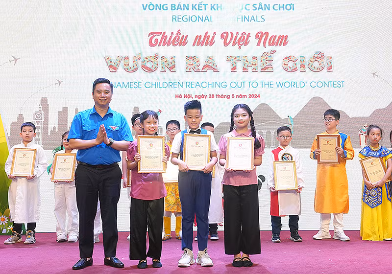 Đồng chí Lê Anh Quân trao giải Nhất tặng Liên đội Trường tiểu học Trưng Vương. Đồng chí Lê Anh Quân trao giải Nhất tặng Liên đội Trường tiểu học Trưng Vương.