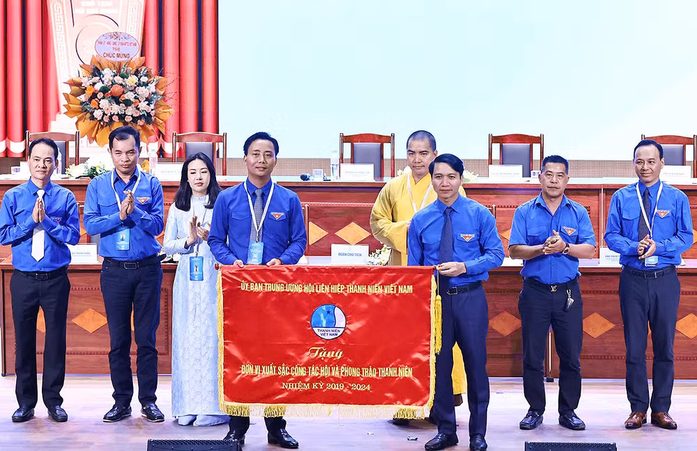 Hội Liên hiệp Thanh niên thành phố Hà Nội đón nhận cờ thi đua xuất sắc do Trung ương Hội Liên hiệp Thanh niên Việt Nam trao tặng. Hội Liên hiệp Thanh niên thành phố Hà Nội đón nhận cờ thi đua xuất sắc do Trung ương Hội Liên hiệp Thanh niên Việt Nam trao tặng.