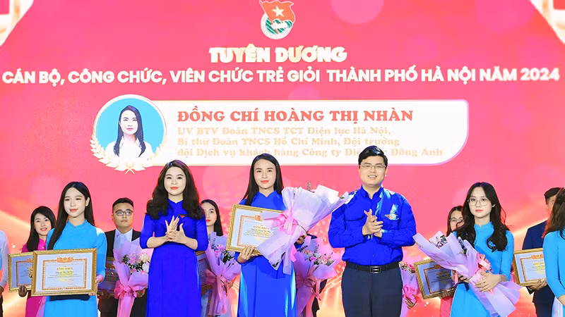Đại diện Trung ương Đoàn và Thành đoàn Hà Nội trao Bằng khen tặng các cán bộ, công chức, viên chức trẻ giỏi của Thủ đô năm 2024.