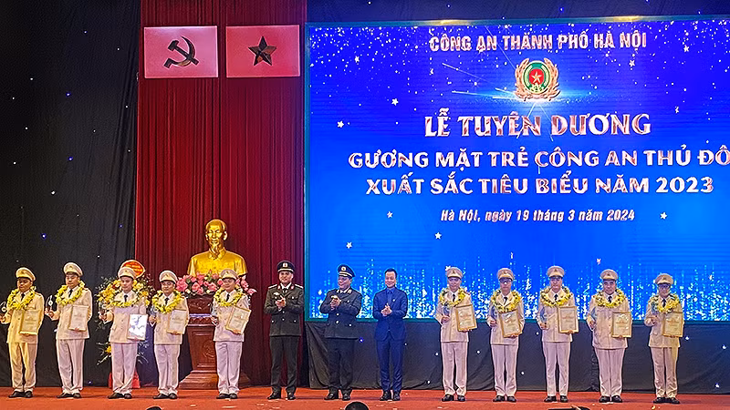 Trung tướng Nguyễn Hải Trung (đứng giữa) cùng đại diện Ban Thanh niên Công an nhân dân, Thành đoàn Hà Nội tuyên dương các Gương mặt trẻ Công an Thủ đô xuất sắc, tiêu biểu năm 2023.