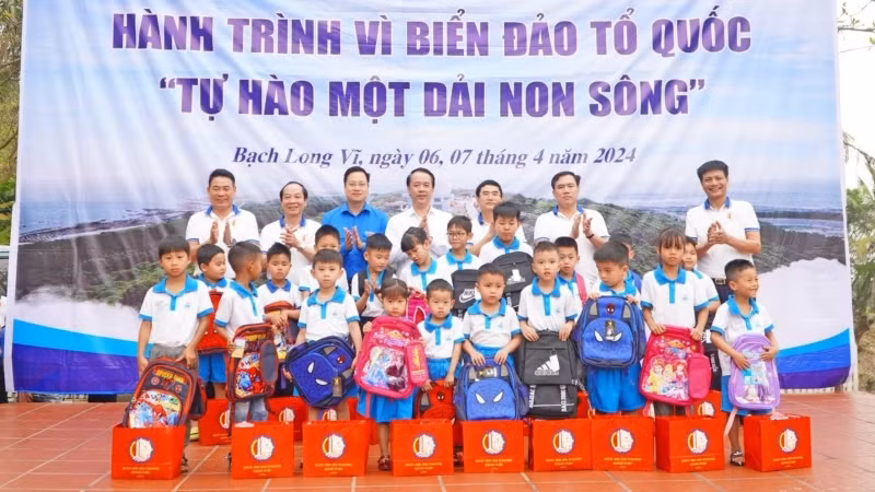 Đại diện đoàn công tác trao quà, đồ dùng học tập tặng thiếu nhi trên đảo trong khuôn khổ Hành trình.