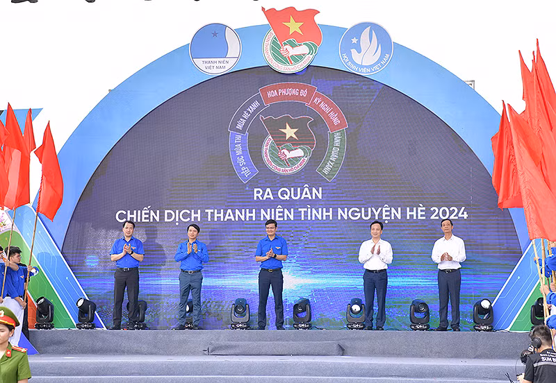 Các đồng chí đại diện Trung ương Đoàn và các bộ, ngành, địa phương thực hiện nghi thức ra quân Chiến dịch Thanh niên tình nguyện hè năm 2024.